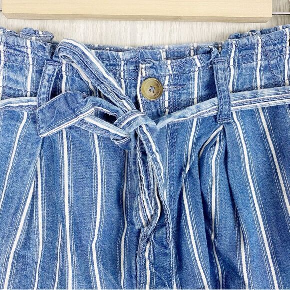 American Eagle | Hi Rise Tie Waist Striped Shorts Size 4 - Picture 3 of 5